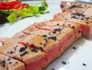 VENTRESCA DE ATÚN CON PIMIENTOS ASADOS