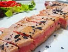 VENTRESCA DE ATÚN CON PIMIENTOS ASADOS